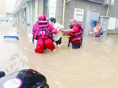 由于极端强降雨天气等因素,河北省涿州市内涝严重,受灾面积较大。同心齐力,风雨共担,济南闪电救援队、济南新青年义务应急救援总队等多支山东救援力量连夜驰援。同时,山东省消防救援总队又调派济南、淄博、东营、德州、聊城、滨州、搜救犬机动专业支队等7个支队、500名指战员、70辆消防车组成七支防汛救灾排涝分队增援河北。一方有难、八方支援,望洪水早日退去,所有人都平安归来。河北加油!(救援队供图)